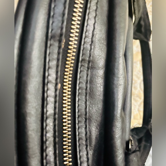 Authentic Gucci leather zippered tote - Picture 4 of 12